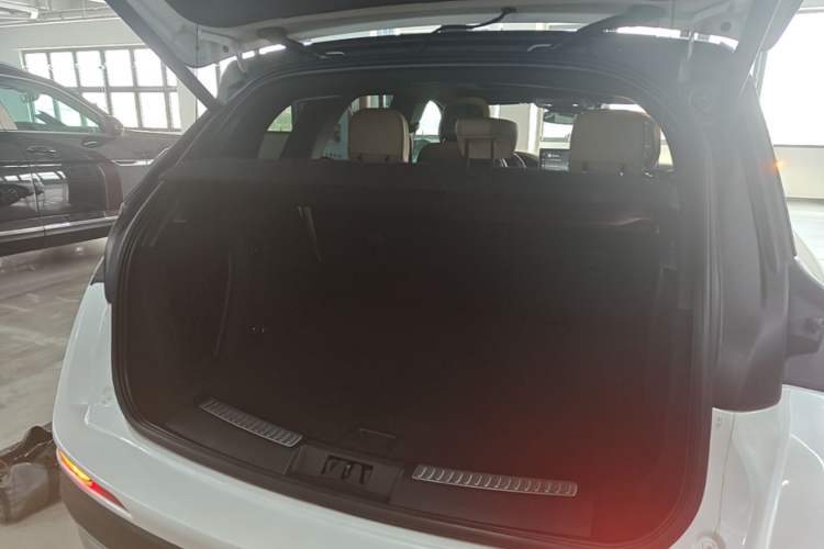 Used Lincoln Corsair 2021 2.0T Two-Wheel-Drive Luxury Edition Trunk