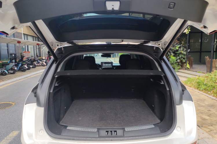 Used Lincoln Corsair 2021 2.0T Two-Wheel Drive Deluxe Edition Trunk