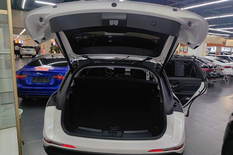 Used Lincoln Corsair 2021 2.0T Two-Wheel Drive Deluxe Edition Trunk