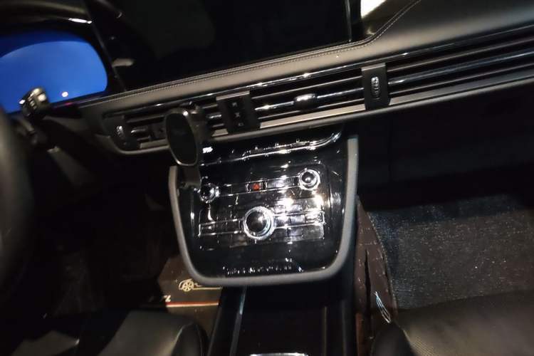 Used Lincoln Corsair 2022 Revised Version 2.0T Two-Wheel Drive Premium Edition Audio And AC Panel