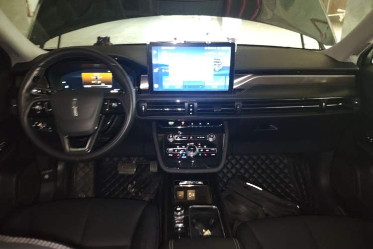 Used Lincoln Corsair 2022 2.0T Two-Wheel Drive Deluxe Edition Center Console