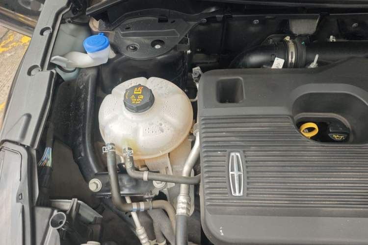 Used Lincoln Corsair 2022 2.0T Two-Wheel Drive Deluxe Edition Engine Bay Right