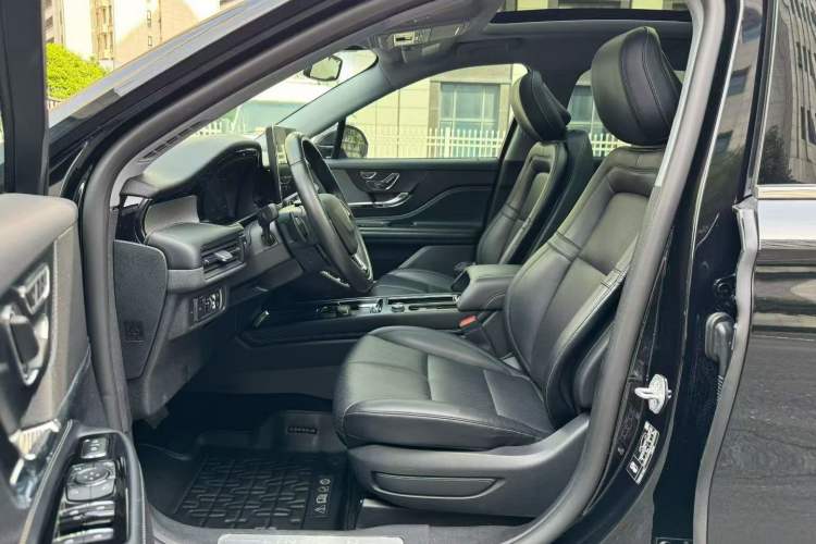 Used Lincoln Corsair 2022 2.0T Two-Wheel Drive Deluxe Edition Interior 1