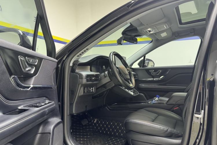 Used Lincoln Corsair 2022 2.0T Two-Wheel Drive Deluxe Edition Interior 2
