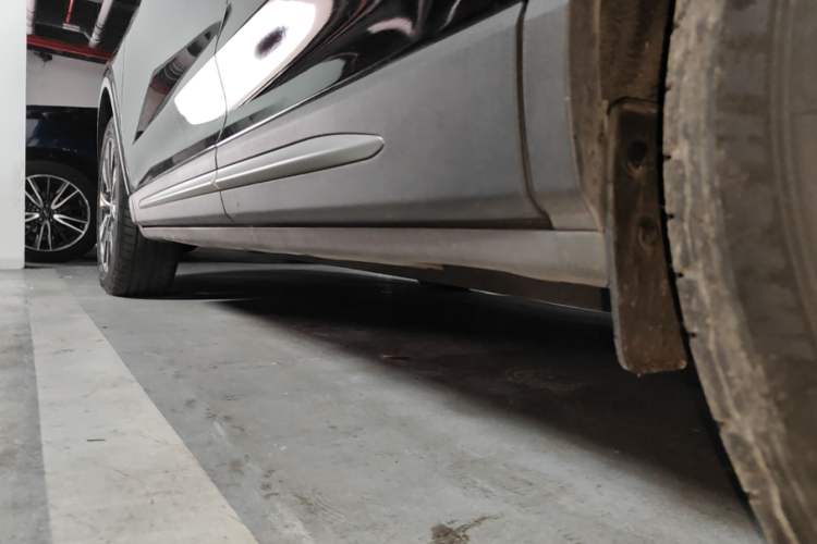 Used Lincoln Corsair 2022 2.0T Two-Wheel Drive Luxury Edition Left Side Sill