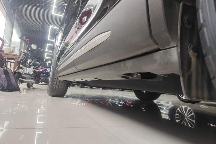 Used Lincoln Corsair 2022 2.0T Two-Wheel Drive Deluxe Edition Left Side Sill