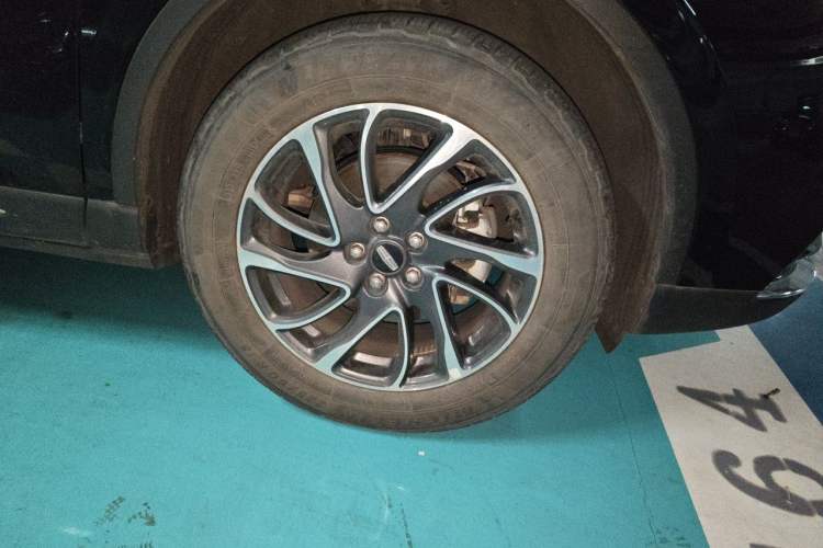 Used Lincoln Corsair 2022 Revised Version 2.0T Two-Wheel Drive Premium Edition Right Front Wheel Hub