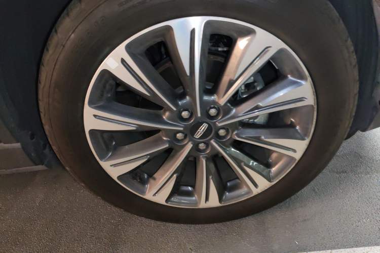 Used Lincoln Corsair 2022 2.0T Two-Wheel Drive Luxury Edition Right Front Wheel Hub