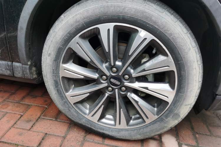 Used Lincoln Corsair 2022 2.0T Two-Wheel Drive Luxury Edition Right Front Wheel Hub