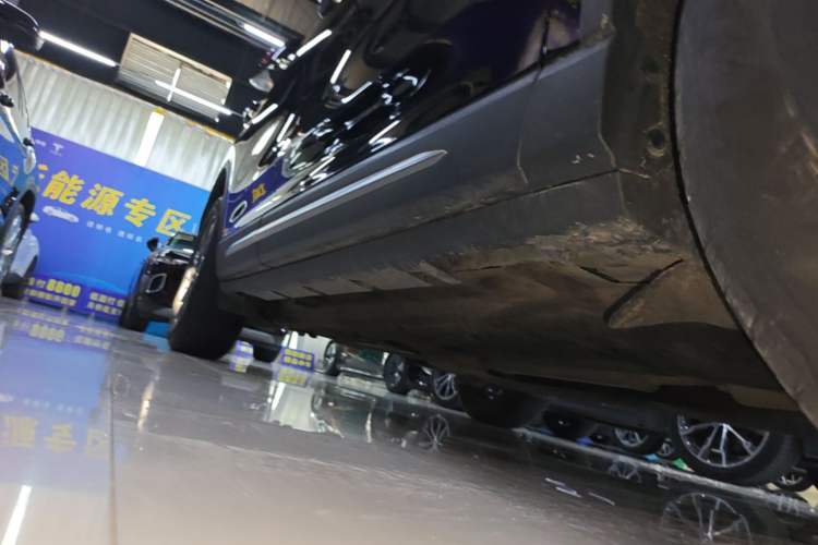 Used Lincoln Corsair 2022 2.0T Two-Wheel Drive Deluxe Edition Right Side Sill