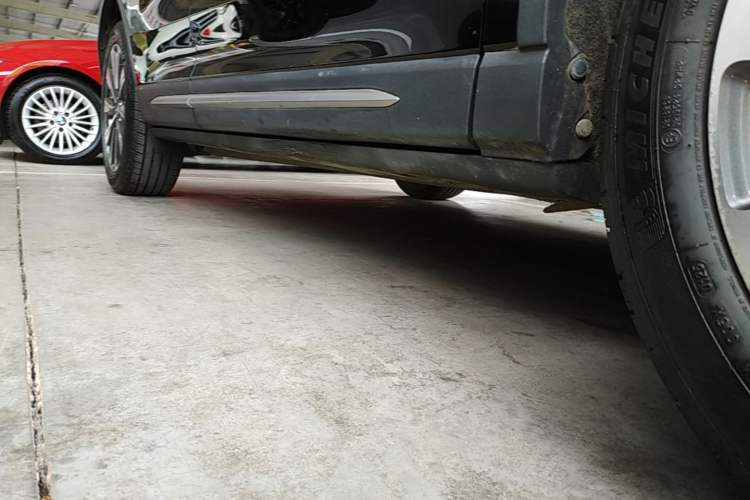 Used Lincoln Corsair 2022 2.0T Two-Wheel Drive Luxury Edition Right Side Sill