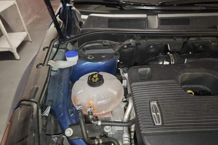 Used Lincoln Corsair 2022 2.0T Two-Wheel Drive Deluxe Edition Engine Bay Right