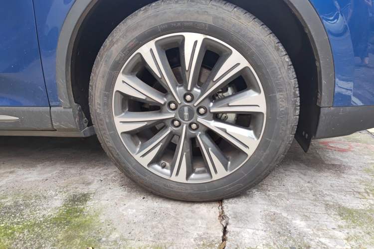 Used Lincoln Corsair 2022 2.0T Two-Wheel Drive Luxury Edition Right Front Wheel Hub