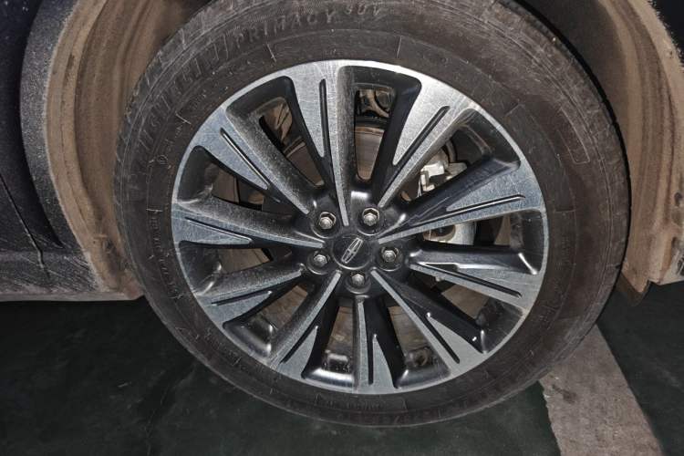 Used Lincoln Corsair 2022 2.0T Centennial Limited Edition Right Front Wheel Hub