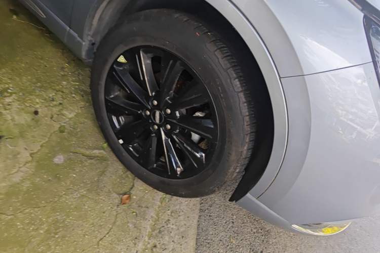 Used Lincoln Corsair 2022 2.0T Two-Wheel-Drive Alaska Glacier Limited Edition Right Front Wheel Hub