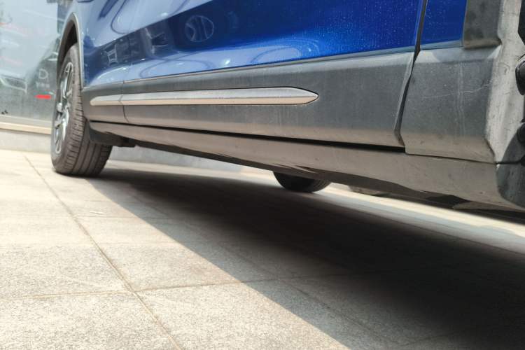 Used Lincoln Corsair 2022 2.0T Two-Wheel Drive Deluxe Edition Right Side Sill