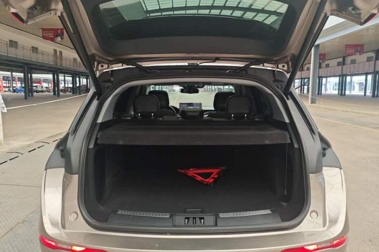 Used Lincoln Corsair 2022 2.0T Two-Wheel Drive Deluxe Edition Trunk