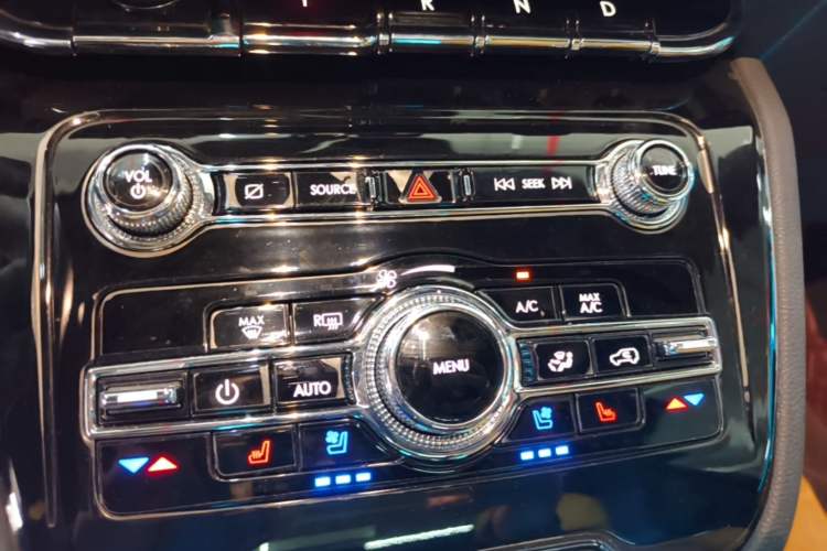 Used Lincoln Corsair 2022 2.0T Two-Wheel Drive Luxury Edition Audio And AC Panel