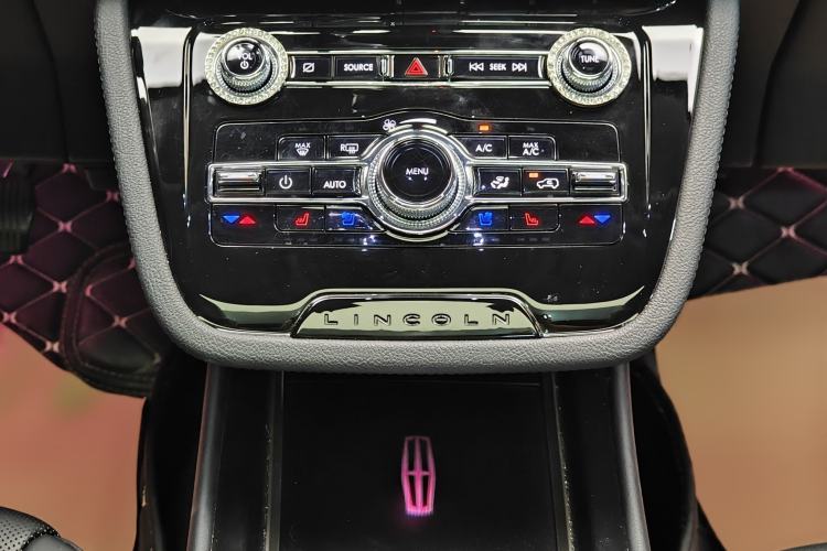 Used Lincoln Corsair 2022 2.0T Two-Wheel Drive Deluxe Edition Interior 10