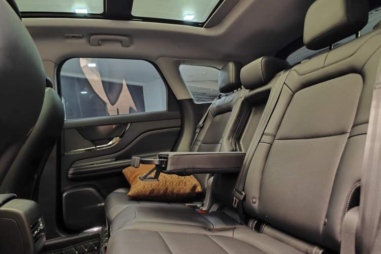 Used Lincoln Corsair 2022 2.0T Two-Wheel Drive Deluxe Edition Interior 4