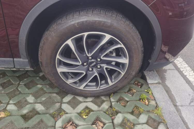 Used Lincoln Corsair 2022 Revised Version 2.0T Two-Wheel Drive Premium Edition Right Front Wheel Hub