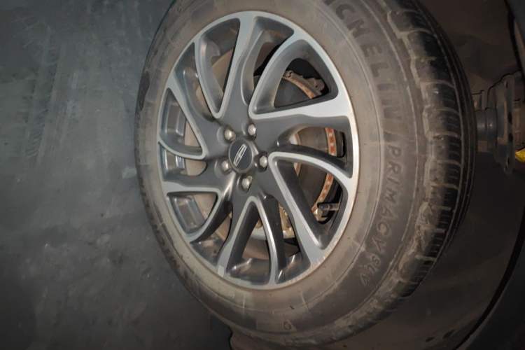 Used Lincoln Corsair 2022 Revised Version 2.0T Two-Wheel Drive Premium Edition Right Front Wheel Hub