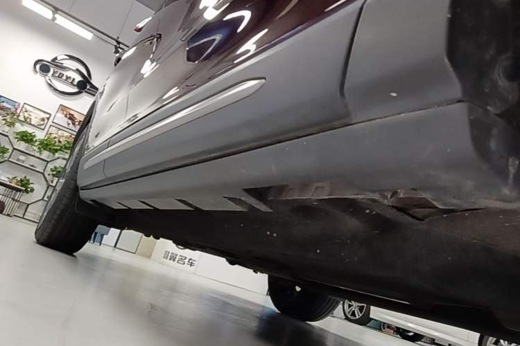 Used Lincoln Corsair 2022 2.0T Two-Wheel Drive Luxury Edition Right Side Sill
