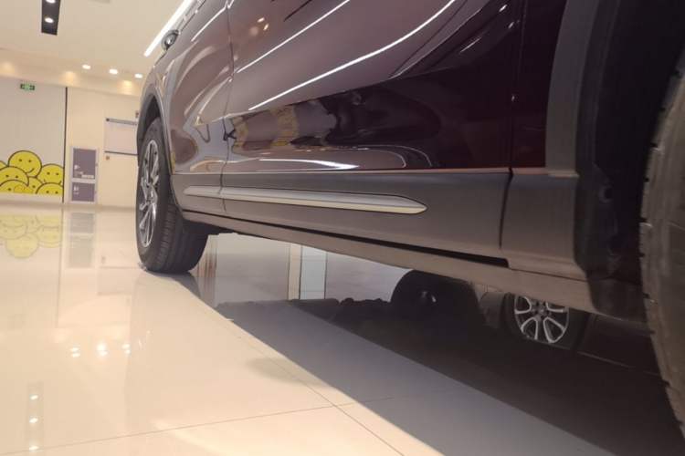 Used Lincoln Corsair 2022 2.0T Two-Wheel Drive Deluxe Edition Right Side Sill