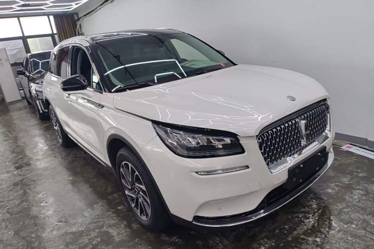Used Lincoln Corsair 2022 Revised Version 2.0T Two-Wheel Drive Premium Edition Front Right 45 Deg