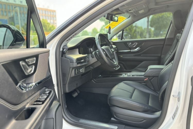 Used Lincoln Corsair 2022 2.0T Two-Wheel Drive Deluxe Edition Interior 1
