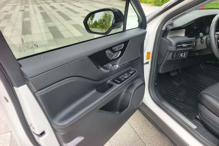 Used Lincoln Corsair 2022 2.0T Two-Wheel Drive Deluxe Edition Interior 1