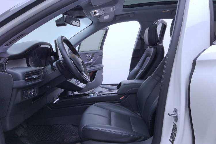 Used Lincoln Corsair 2022 2.0T Two-Wheel Drive Deluxe Edition Interior 3