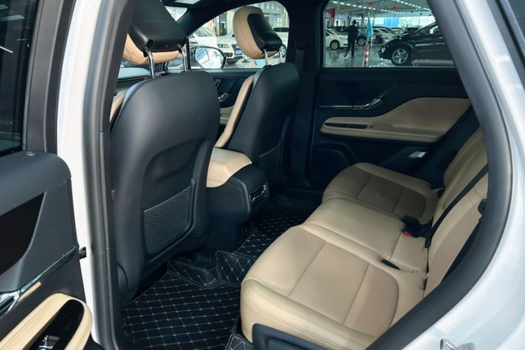 Used Lincoln Corsair 2022 2.0T Two-Wheel Drive Luxury Edition Interior 5