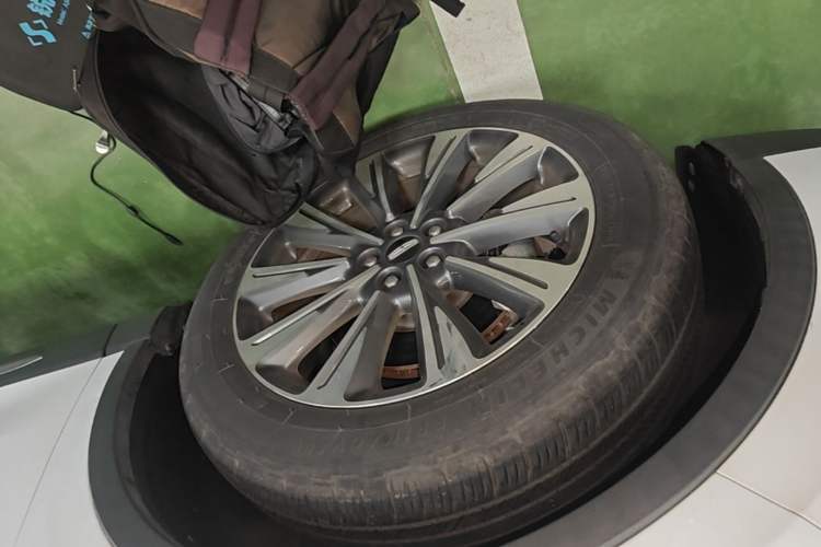 Used Lincoln Corsair 2022 2.0T Two-Wheel Drive Luxury Edition Left Front Wheel Hub