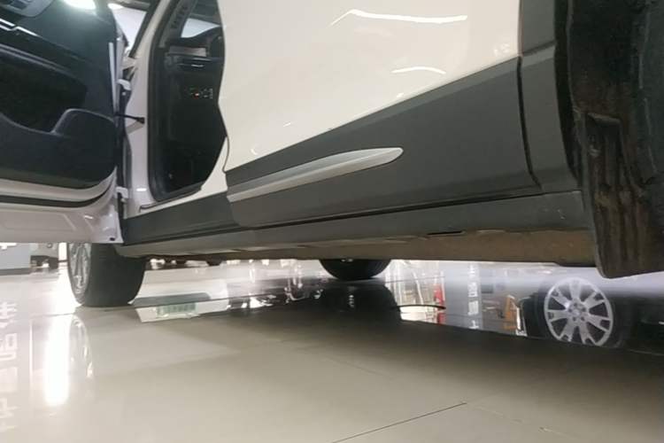 Used Lincoln Corsair 2022 2.0T Two-Wheel Drive Luxury Edition Left Side Sill