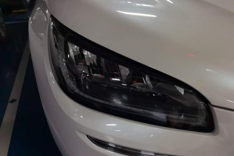 Used Lincoln Corsair 2022 2.0T Two-Wheel Drive Luxury Edition Right Front Headlight