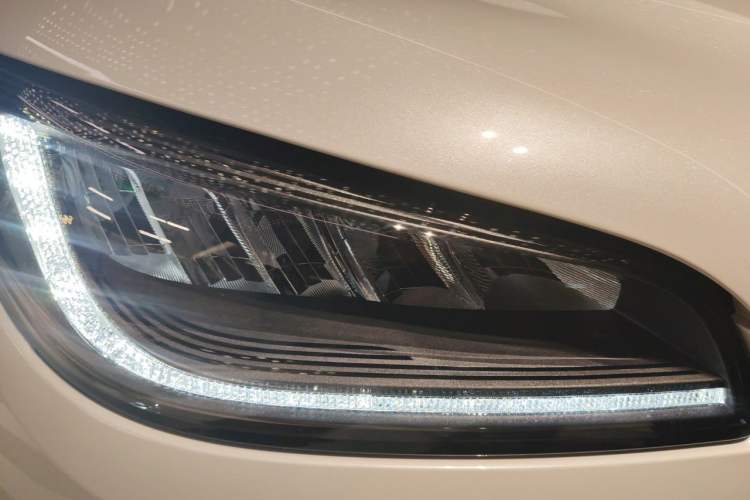 Used Lincoln Corsair 2022 2.0T Two-Wheel Drive Deluxe Edition Right Front Headlight