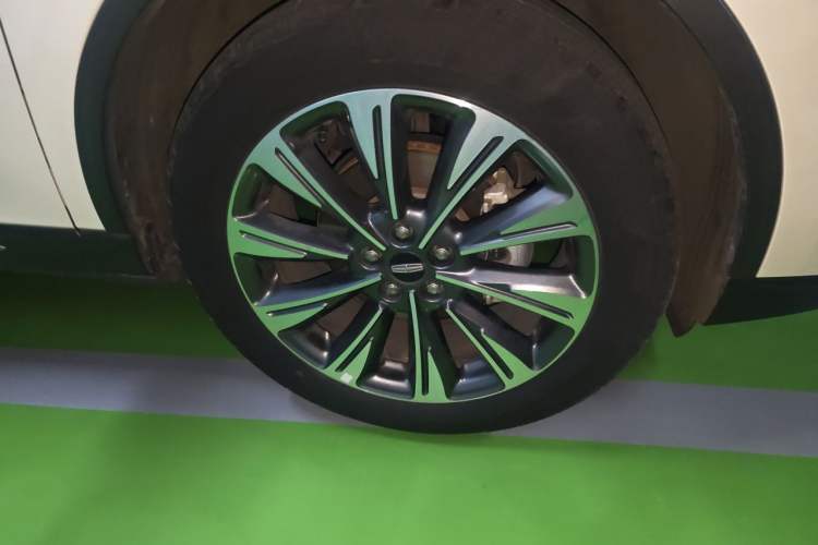 Used Lincoln Corsair 2022 2.0T Two-Wheel Drive Luxury Edition Right Front Wheel Hub
