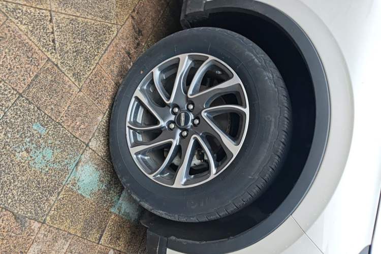 Used Lincoln Corsair 2022 Revised Version 2.0T Two-Wheel Drive Premium Edition Right Front Wheel Hub