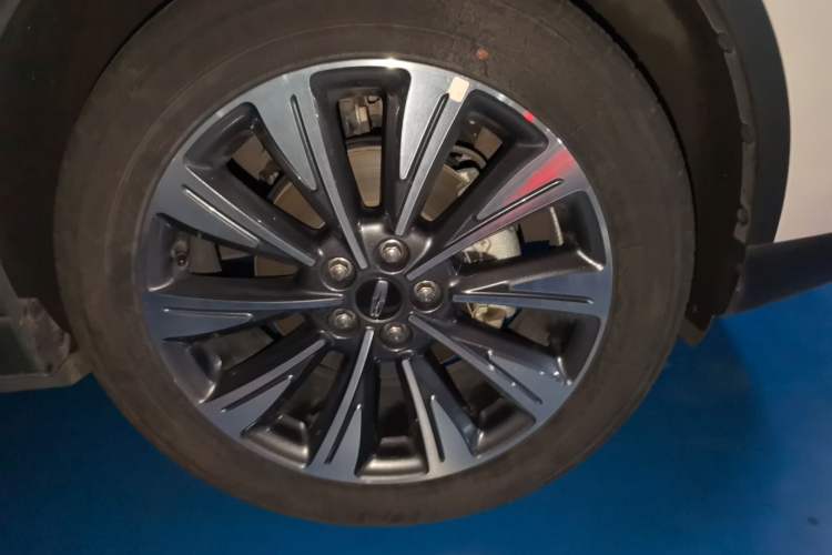 Used Lincoln Corsair 2022 2.0T Two-Wheel Drive Luxury Edition Right Front Wheel Hub