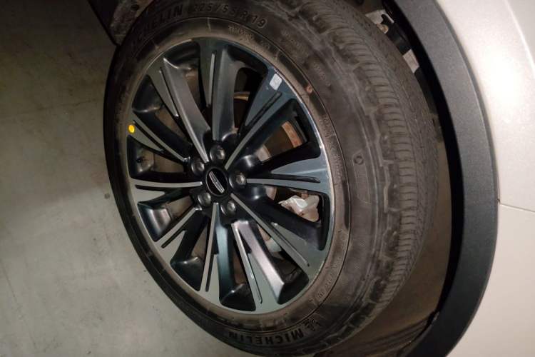 Used Lincoln Corsair 2022 2.0T Two-Wheel Drive Luxury Edition Right Front Wheel Hub