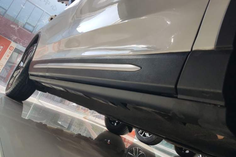 Used Lincoln Corsair 2022 2.0T Four-Wheel Drive Luxury Edition Right Side Sill