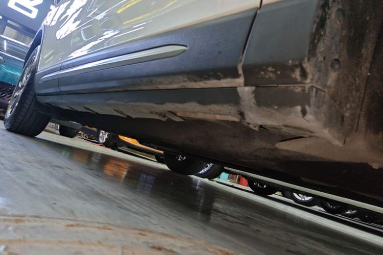 Used Lincoln Corsair 2022 2.0T Two-Wheel Drive Deluxe Edition Right Side Sill