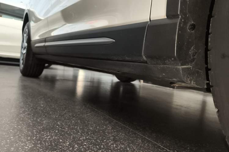 Used Lincoln Corsair 2022 2.0T Two-Wheel Drive Deluxe Edition Right Side Sill