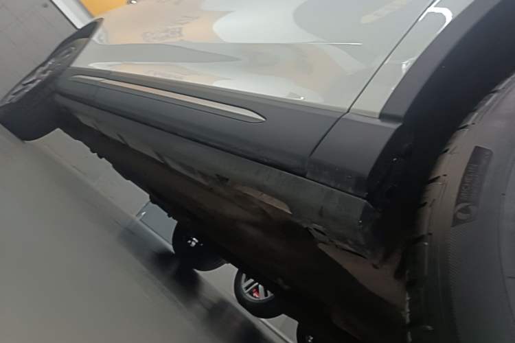 Used Lincoln Corsair 2022 2.0T Two-Wheel Drive Deluxe Edition Right Side Sill