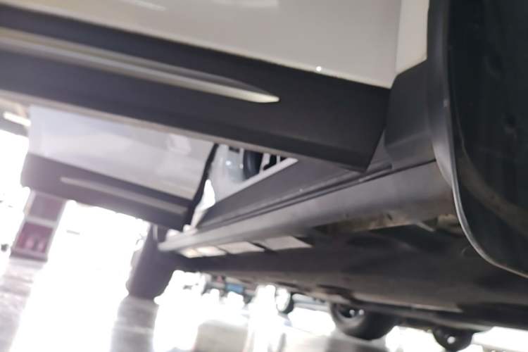 Used Lincoln Corsair 2022 2.0T Two-Wheel Drive Deluxe Edition Right Side Sill