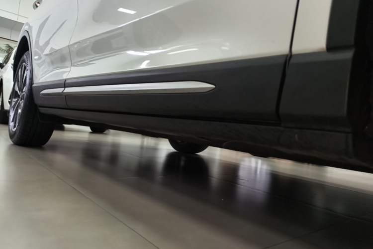 Used Lincoln Corsair 2022 2.0T Two-Wheel Drive Luxury Edition Right Side Sill