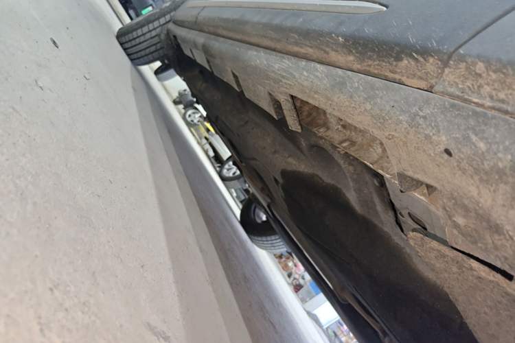 Used Lincoln Corsair 2022 2.0T Two-Wheel Drive Luxury Edition Right Side Sill