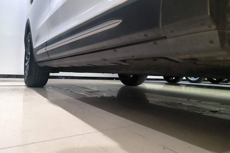 Used Lincoln Corsair 2022 2.0T Two-Wheel Drive Deluxe Edition Right Side Sill