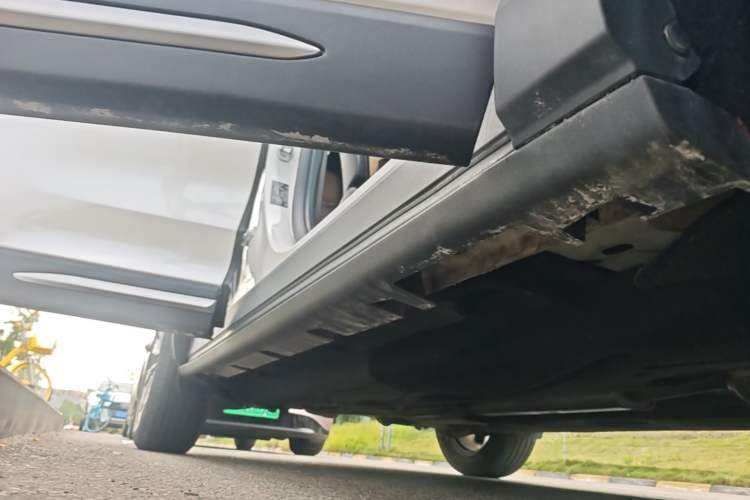 Used Lincoln Corsair 2022 2.0T Two-Wheel Drive Luxury Edition Right Side Sill